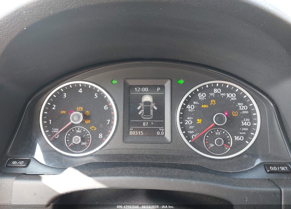 2017 VOLKSWAGEN TIGUAN VIN: WVGSV7AX8HK028638