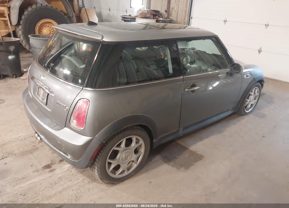 2006 MINI COOPER S VIN: WMWRE33526TN25776