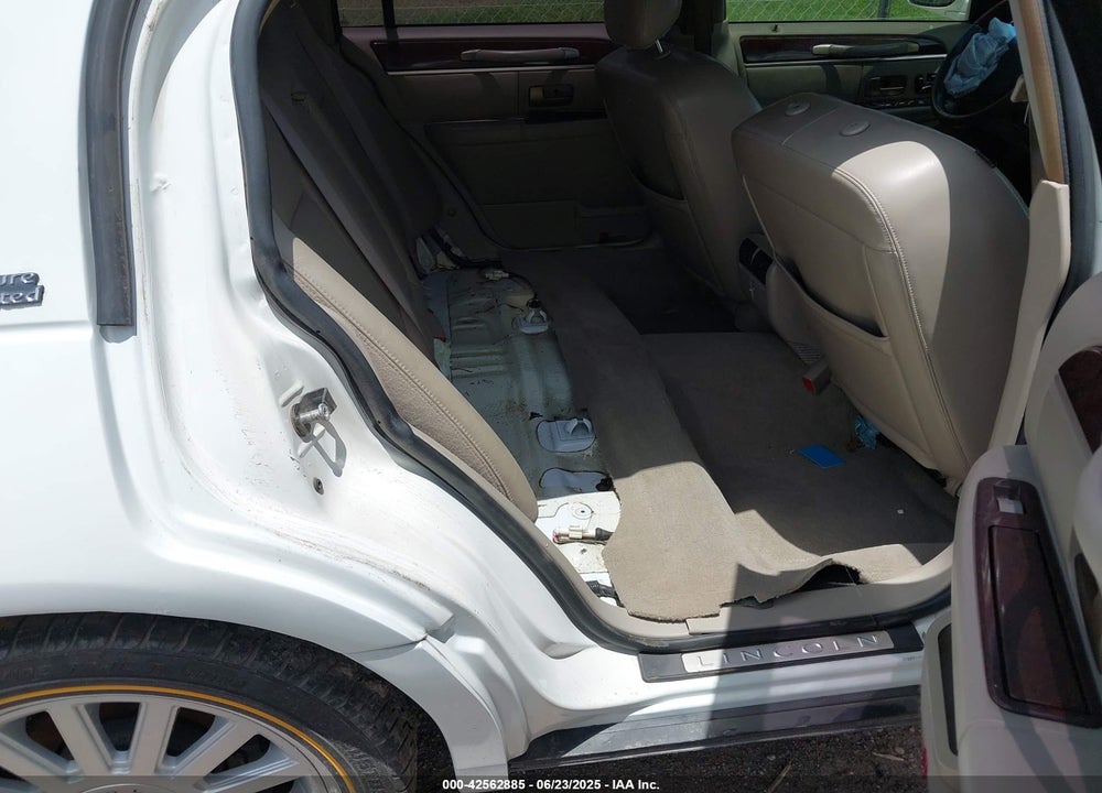 2009 LINCOLN TOWN CAR VIN: 2LNHM82V99X618684