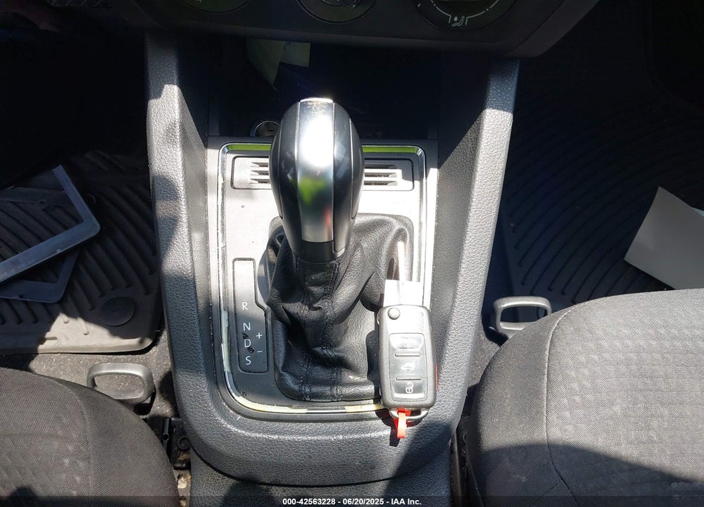 2016 VOLKSWAGEN JETTA VIN: 3VW267AJ2GM375562