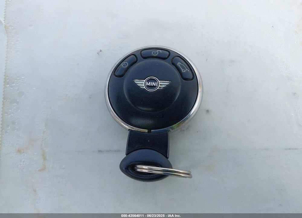 2011 MINI COOPER VIN: WMWSU3C55BT181956