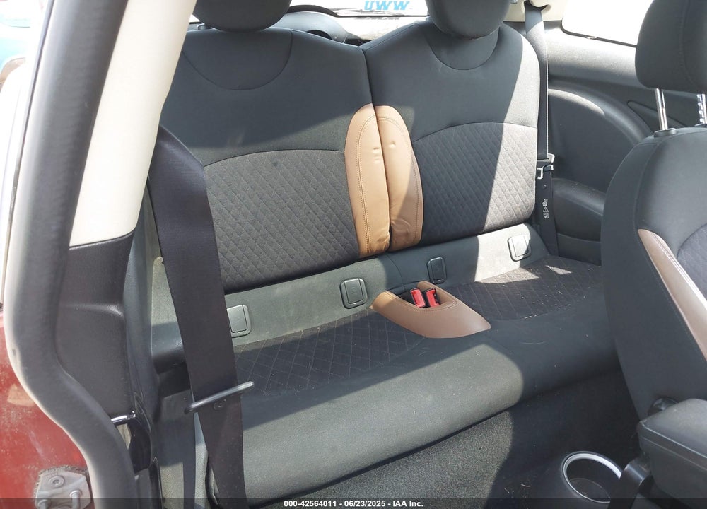 2011 MINI COOPER VIN: WMWSU3C55BT181956