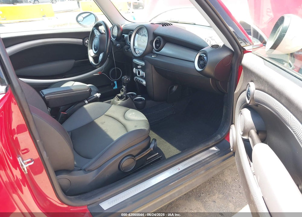 2009 MINI COOPER S VIN: WMWMF73529TW84638