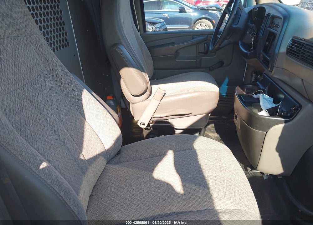 2001 CHEVROLET EXPRESS VIN: 1GCFG15W411185187