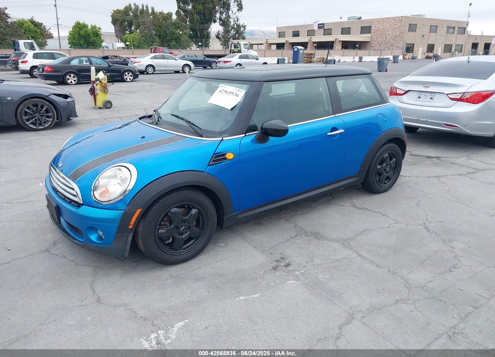 2011 MINI COOPER VIN: WMWSU3C50BT252819