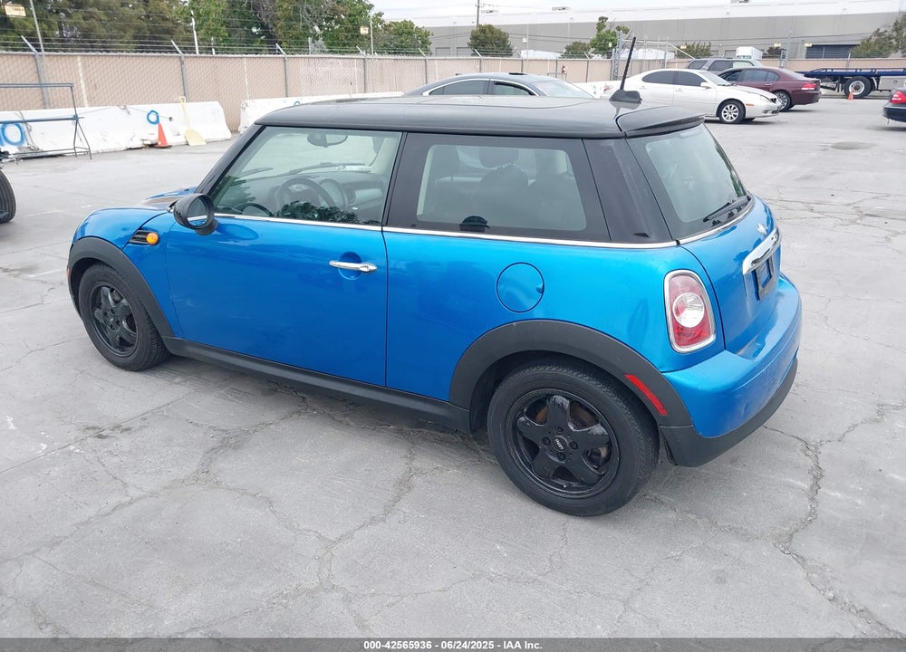 2011 MINI COOPER VIN: WMWSU3C50BT252819