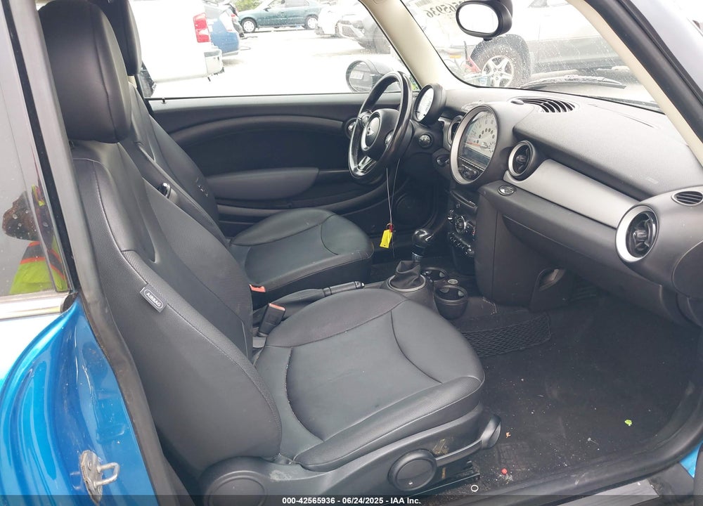 2011 MINI COOPER VIN: WMWSU3C50BT252819