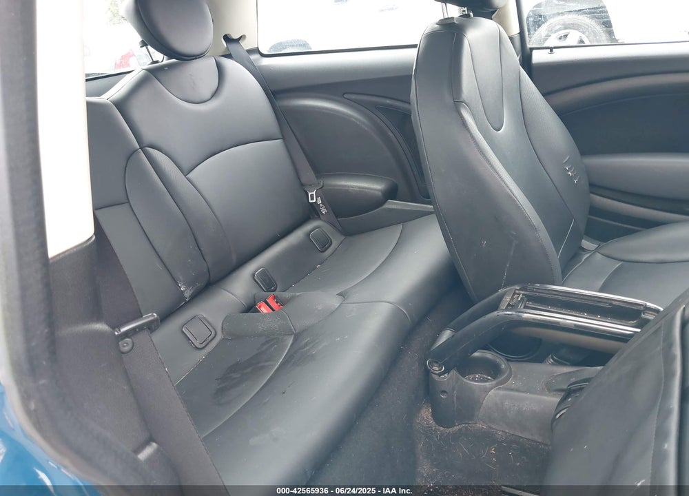 2011 MINI COOPER VIN: WMWSU3C50BT252819