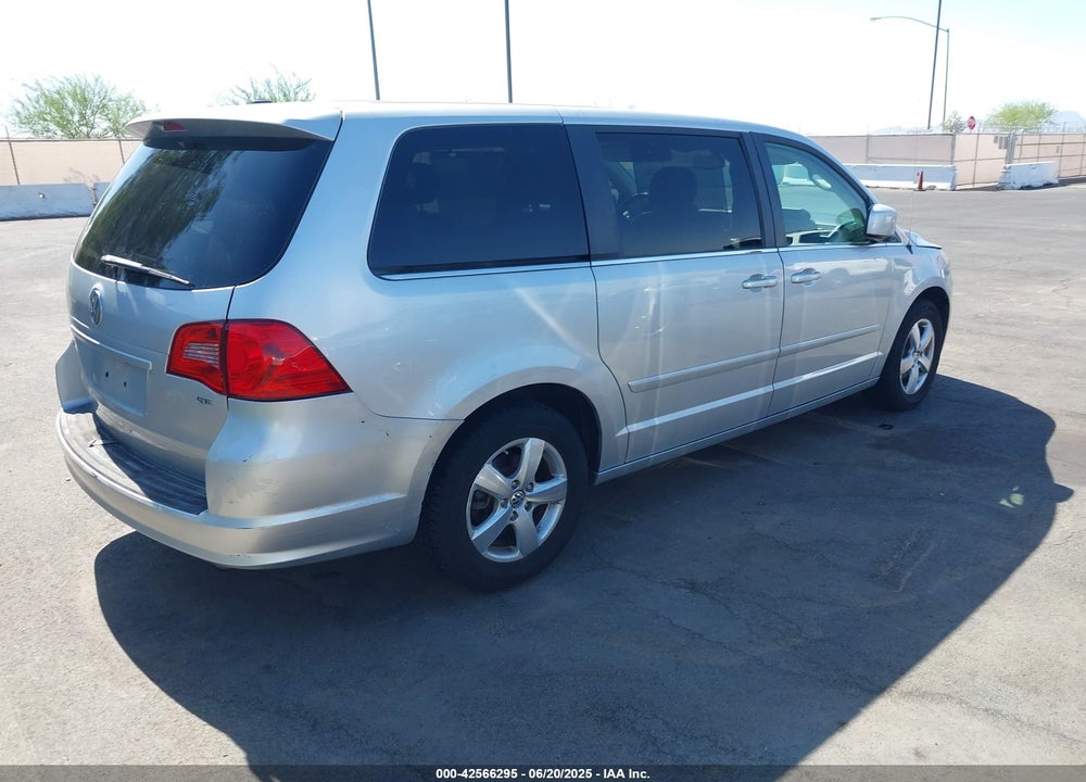 2010 VOLKSWAGEN ROUTAN VIN: 2V4RW3D10AR166686