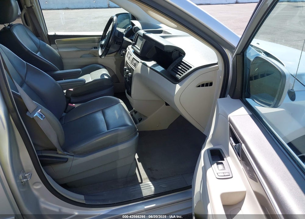 2010 VOLKSWAGEN ROUTAN VIN: 2V4RW3D10AR166686