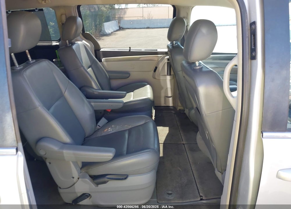 2010 VOLKSWAGEN ROUTAN VIN: 2V4RW3D10AR166686