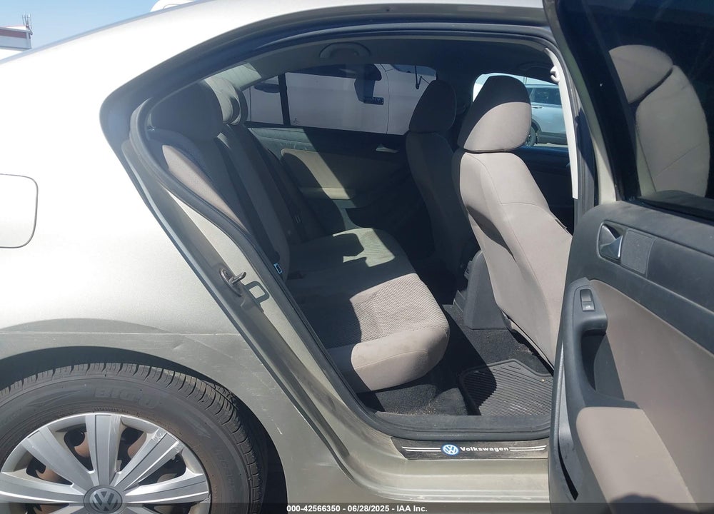 2014 VOLKSWAGEN JETTA 2.0L S VIN: 3VW2K7AJ3EM251048