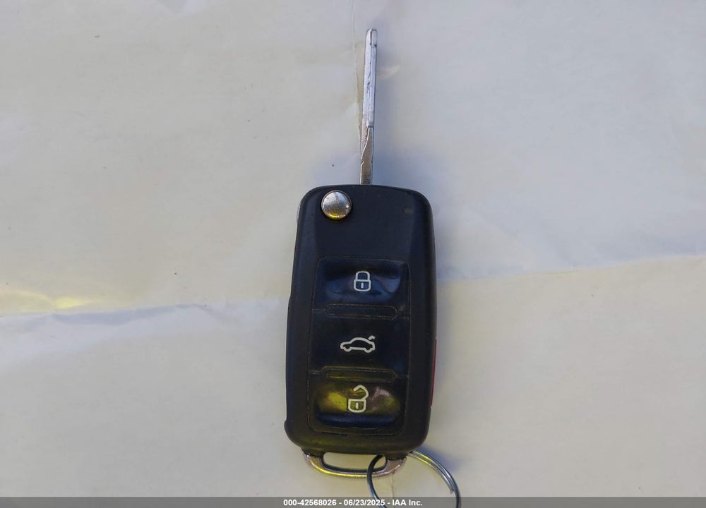 2013 VOLKSWAGEN PASSAT VIN: 1VWBH7A36DC001528