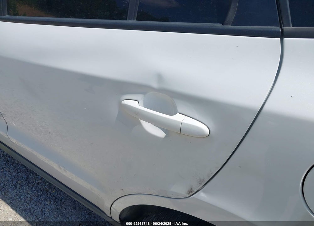 2011 HYUNDAI SANTA FE VIN: 5XYZHDAG0BG029644