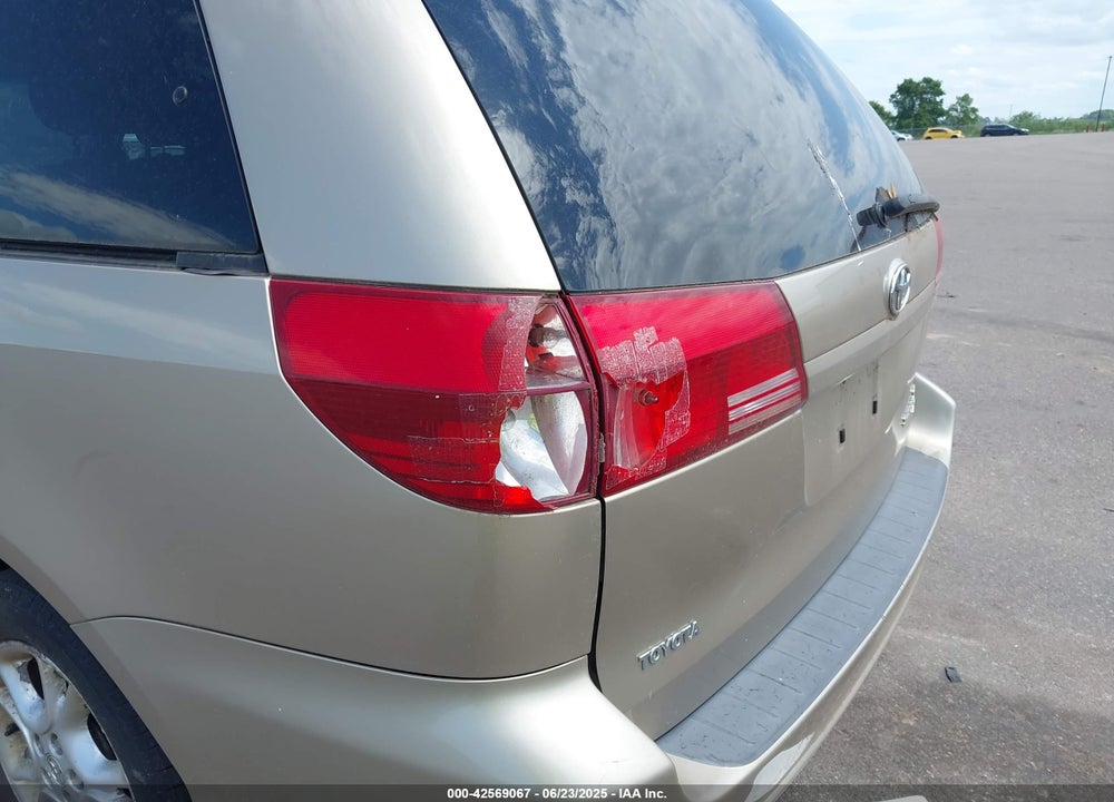 2004 TOYOTA SIENNA XLE VIN: 5TDBA22C24S024618