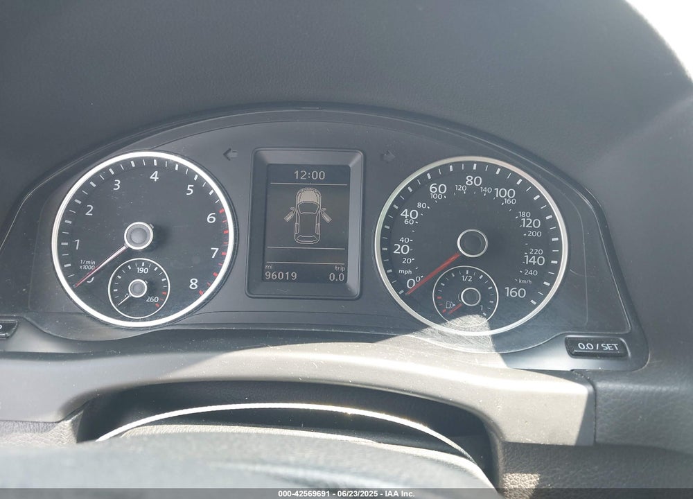 2016 VOLKSWAGEN TIGUAN VIN: WVGAV7AX7GW557260