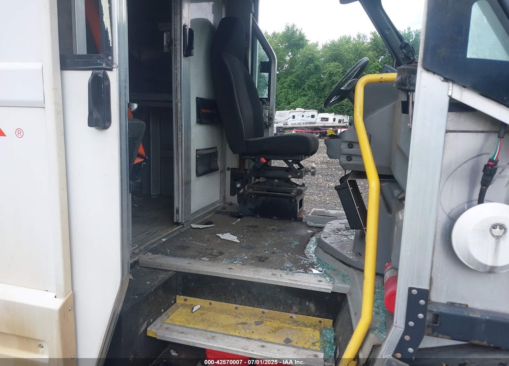 2015 ISUZU COMMERCIAL VAN VIN: JALB4T17XF7W00050