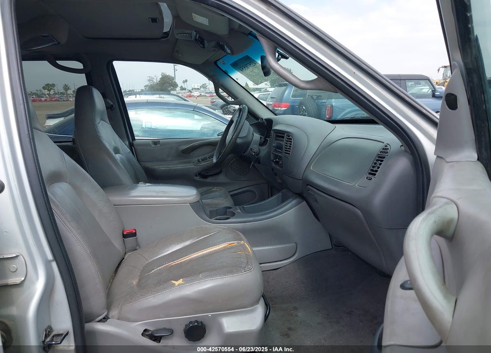 2000 FORD EXPEDITION XLT VIN: 1FMRU15L4YLC36810