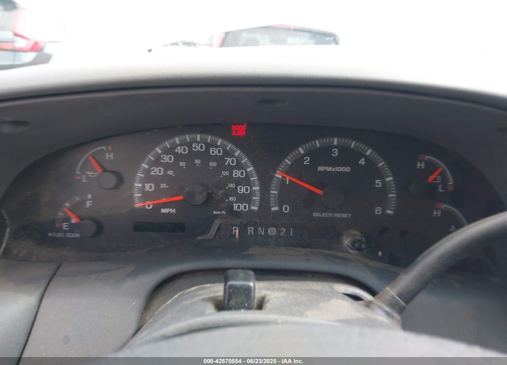 2000 FORD EXPEDITION XLT VIN: 1FMRU15L4YLC36810