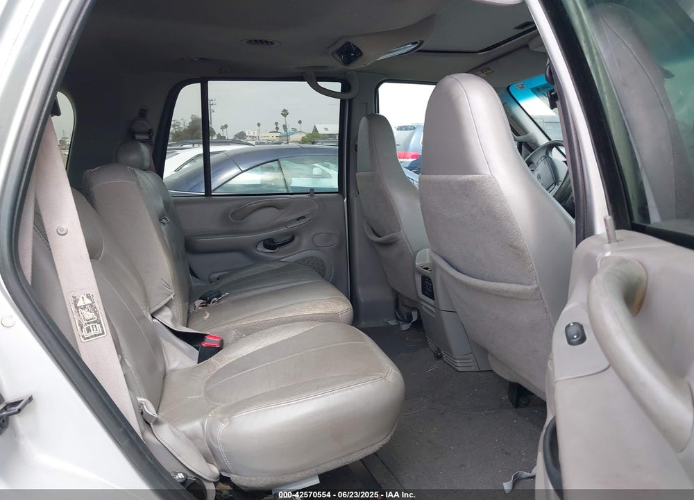 2000 FORD EXPEDITION XLT VIN: 1FMRU15L4YLC36810