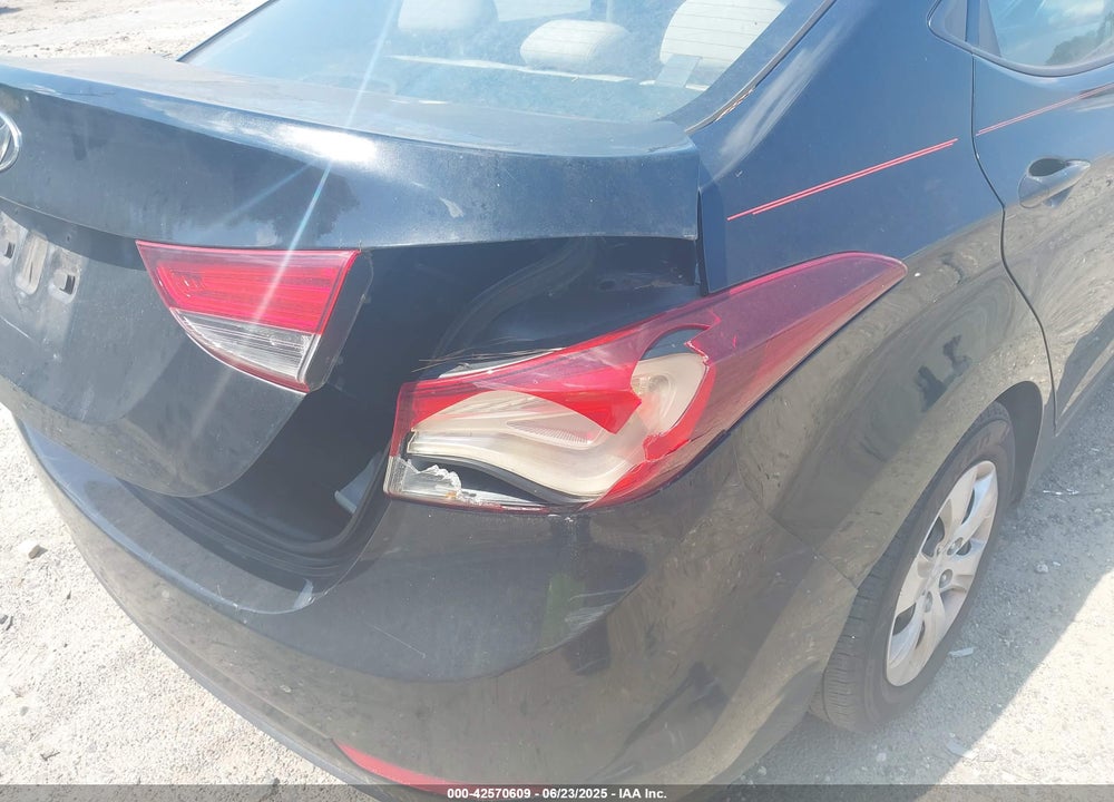 2016 HYUNDAI ELANTRA VIN: 5NPDH4AE8GH774439