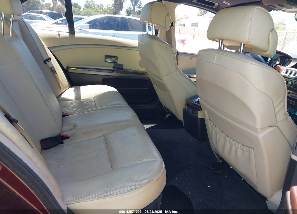 2007 BMW 750 VIN: WBAHN83527DT77312