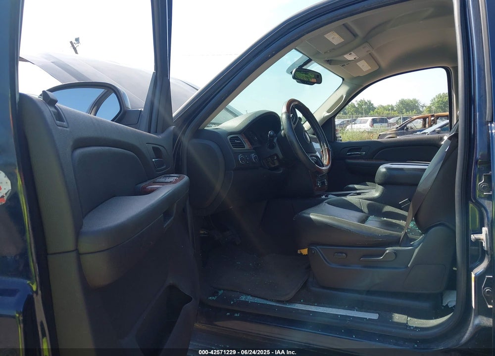 2007 CHEVROLET TAHOE VIN: 1GNFK13027R261438