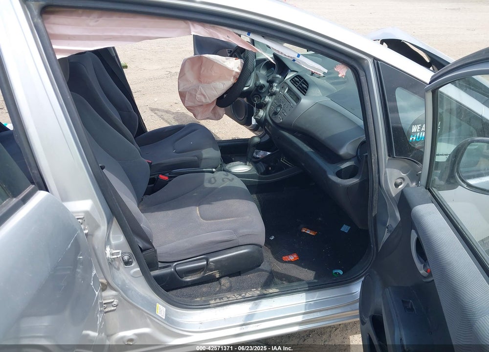 2011 HONDA FIT VIN: JHMGE8H37BC015088