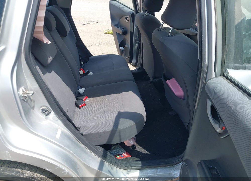 2011 HONDA FIT VIN: JHMGE8H37BC015088
