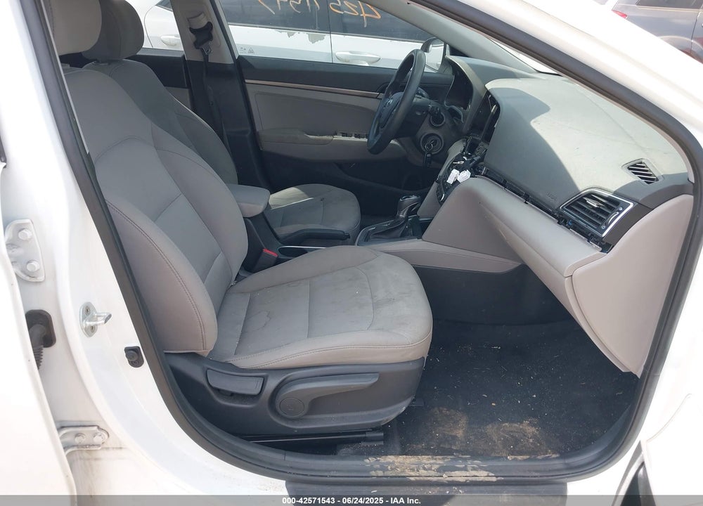 2017 HYUNDAI ELANTRA VIN: 5NPD74LF3HH113444