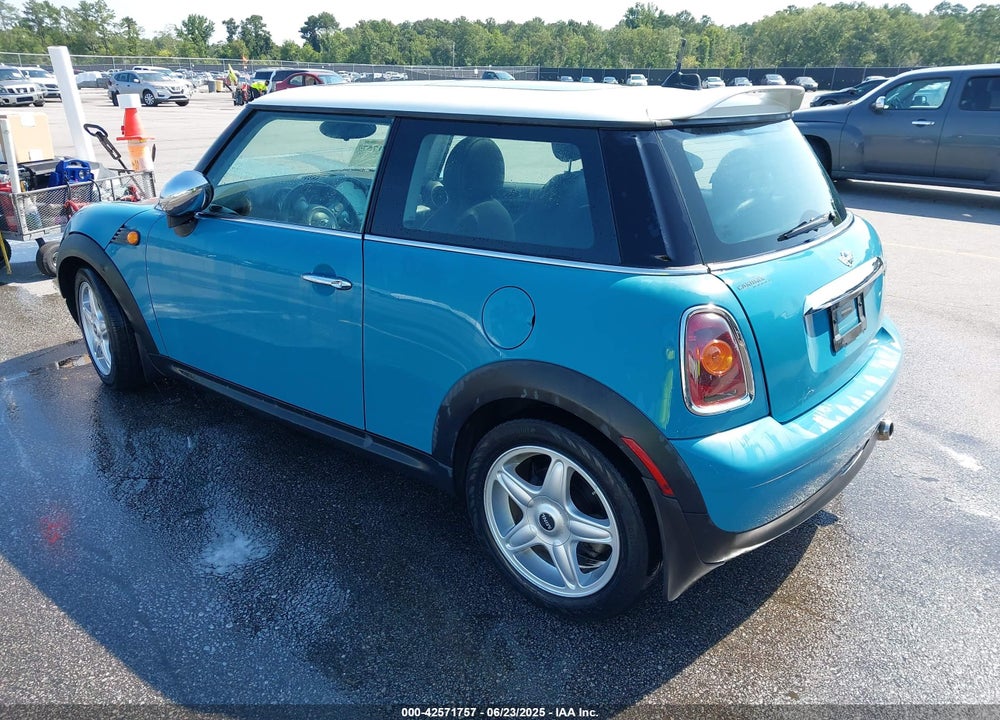 2009 MINI COOPER VIN: WMWMF33579TT68578