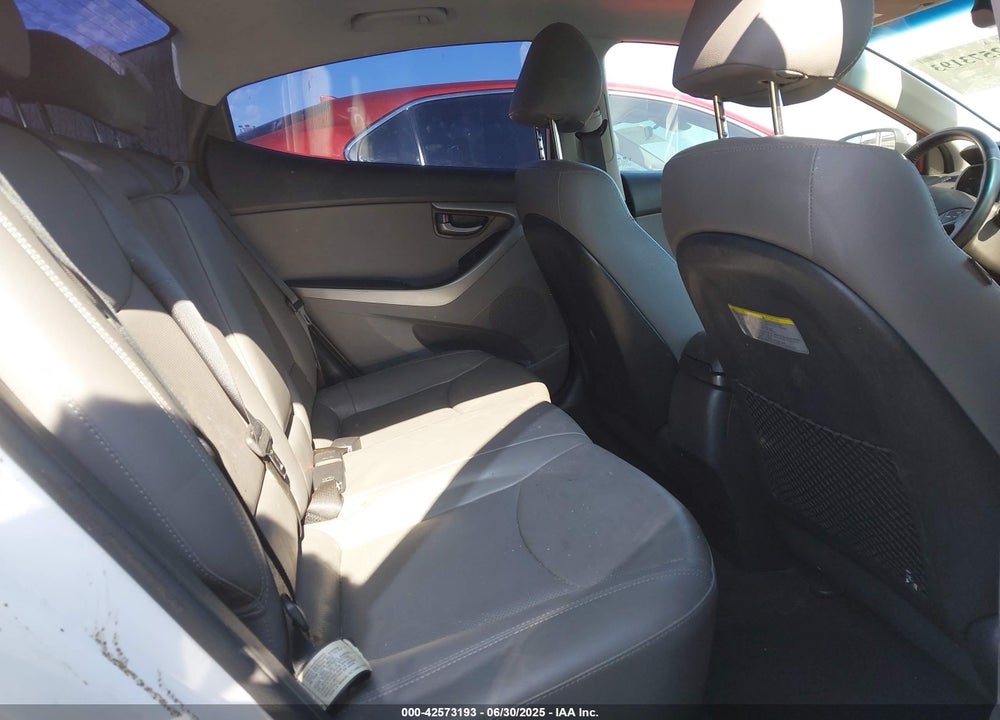 2015 HYUNDAI ELANTRA VIN: KMHDH4AH7FU372681