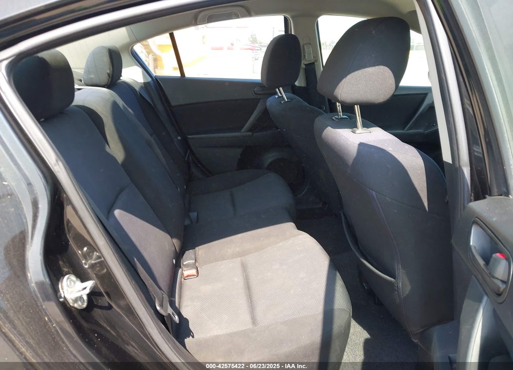 2011 MAZDA MAZDA3 VIN: JM1BL1UG2B1467379