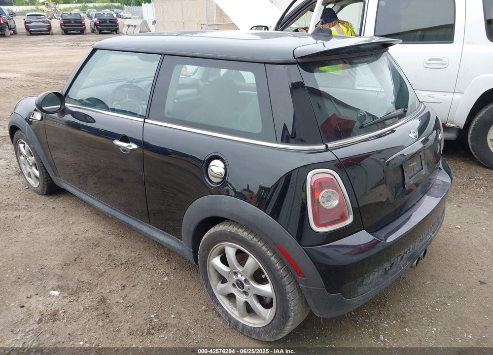 2010 MINI COOPER S VIN: WMWMF7C52ATZ69084