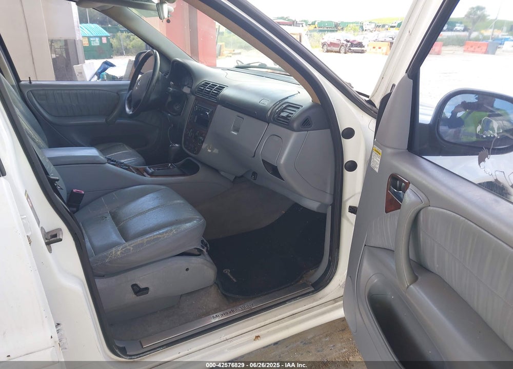 2000 MERCEDES-BENZ ML 320 VIN: 4JGAB54E1YA162321