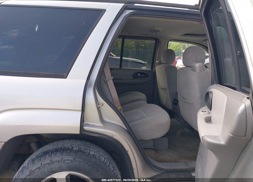 2005 CHEVROLET TRAILBLAZER LS VIN: 1GNDT13S452256219