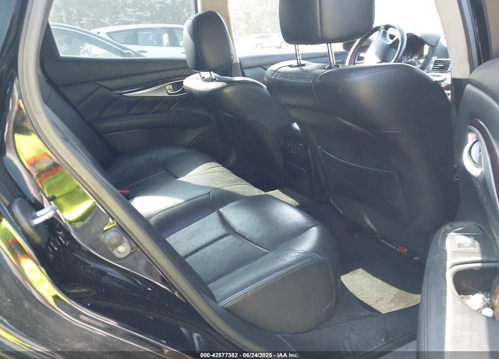 2015 INFINITI Q70 VIN: JN1BY1AR2FM560837