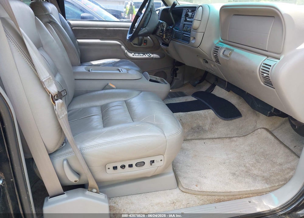 1999 CHEVROLET SUBURBAN 1500 LT VIN: 3GNEC16R6XG215324