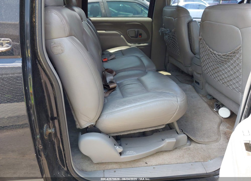1999 CHEVROLET SUBURBAN 1500 LT VIN: 3GNEC16R6XG215324