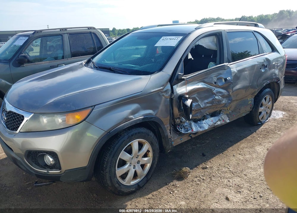 2011 KIA SORENTO VIN: 5XYKT4A17BG076486