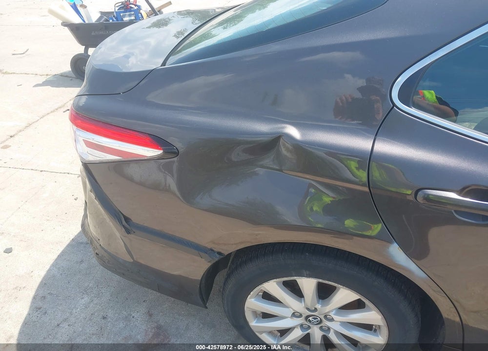 2018 TOYOTA CAMRY LE VIN: 4T1B11HK5JU140357
