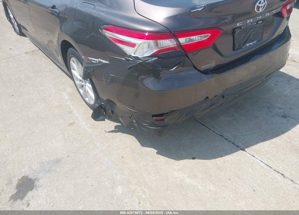 2018 TOYOTA CAMRY LE VIN: 4T1B11HK5JU140357