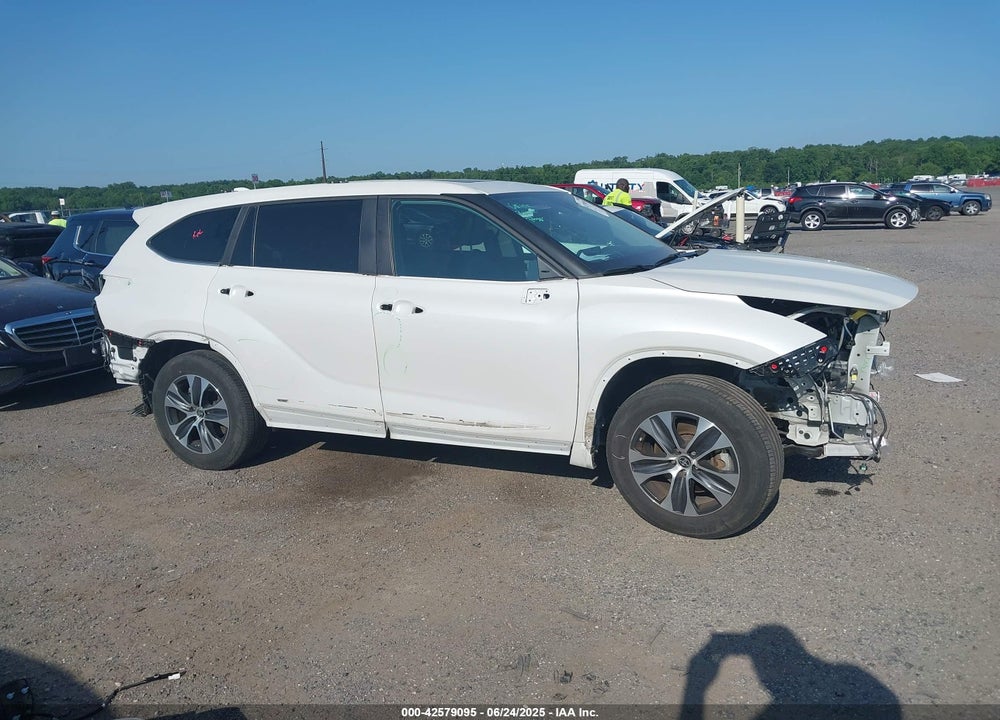 2023 TOYOTA HIGHLANDER XLE VIN: 5TDKDRAH7PS029752