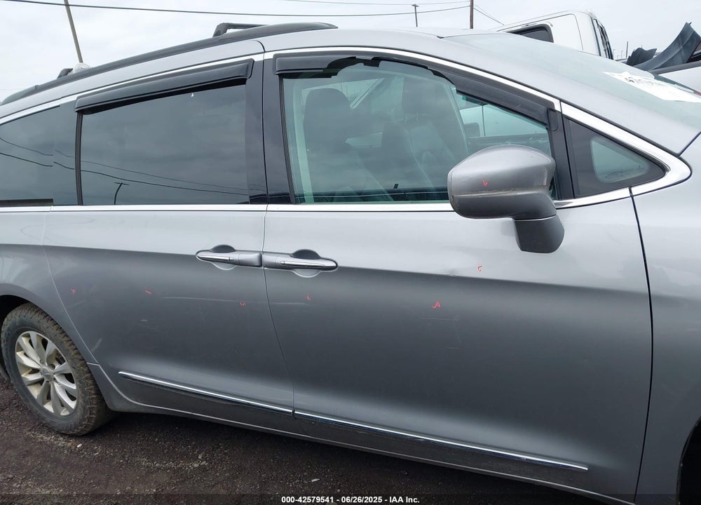 2017 CHRYSLER PACIFICA TOURING L VIN: 2C4RC1BG1HR613311