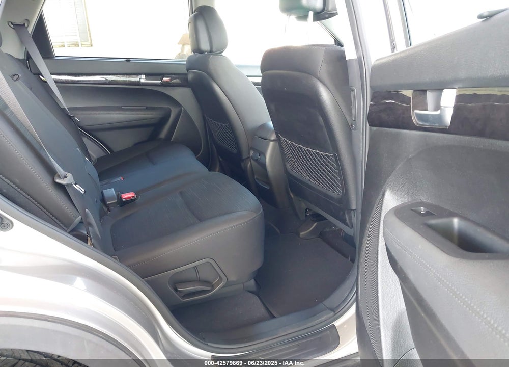 2014 KIA SORENTO LX VIN: 5XYKT4A65EG464543