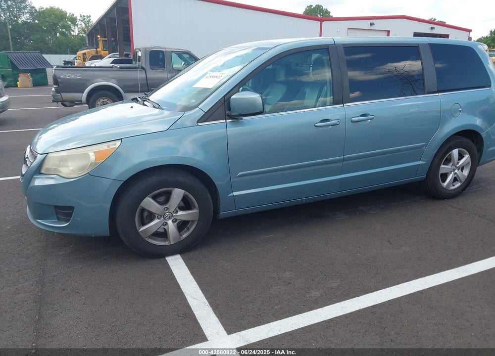 2010 VOLKSWAGEN ROUTAN VIN: 2V4RW3D10AR272619