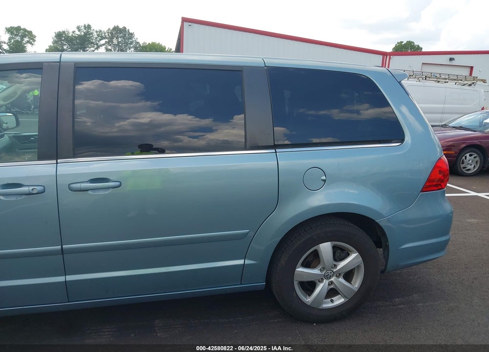 2010 VOLKSWAGEN ROUTAN VIN: 2V4RW3D10AR272619
