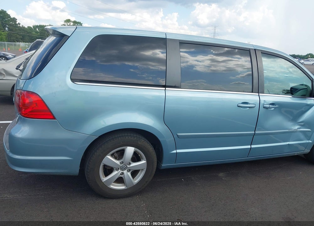 2010 VOLKSWAGEN ROUTAN VIN: 2V4RW3D10AR272619