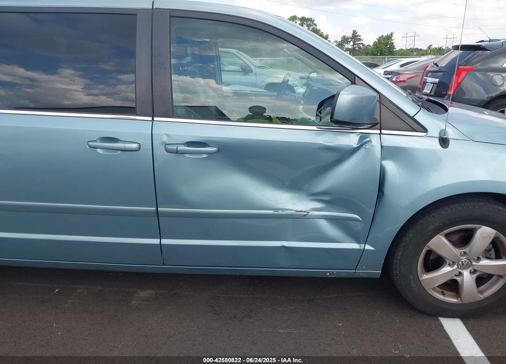 2010 VOLKSWAGEN ROUTAN VIN: 2V4RW3D10AR272619
