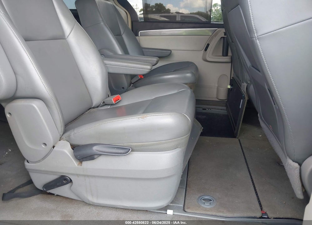 2010 VOLKSWAGEN ROUTAN VIN: 2V4RW3D10AR272619